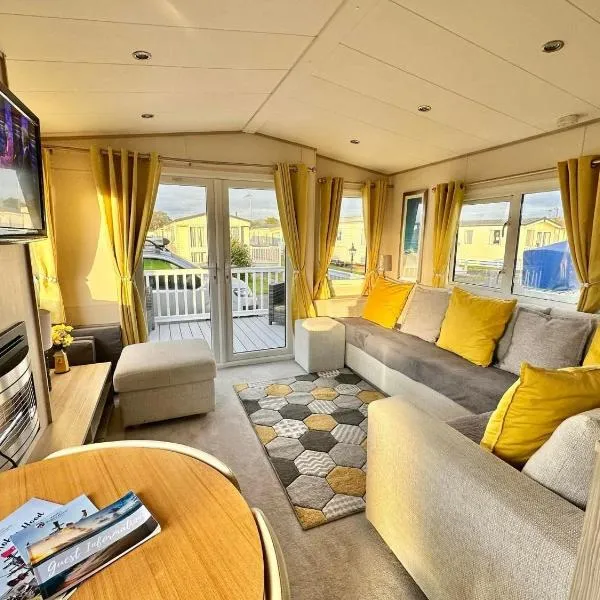 Beautiful Holiday Home 3 Bed Caravan by The Beach, Free Wifi, Games Console, TVs & DVD's, Passes Not Included, hotel din Rhyl