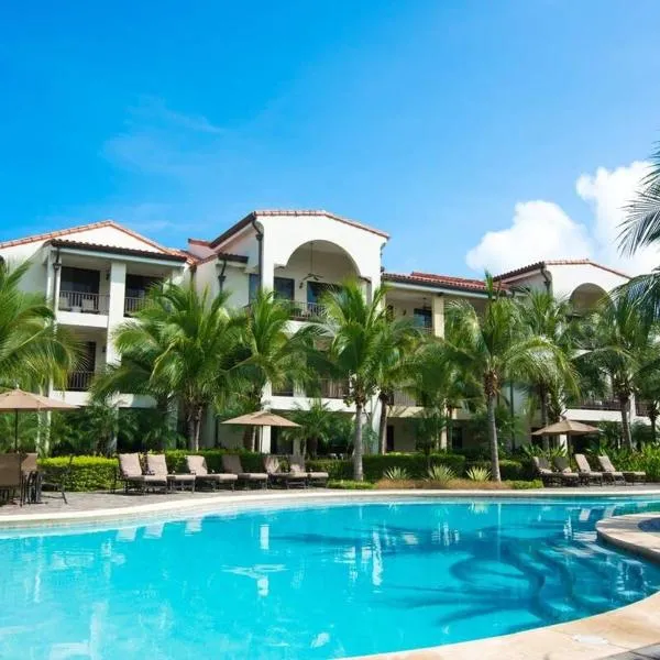 Coastal-Inspired Condo with a Pool-View Balcony & Beach Club Access, ξενοδοχείο σε Coco