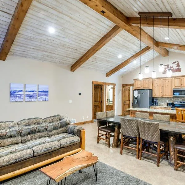 Outdoor Adventure Hub ~ 20 Miles to Yellowstone!, hotell i Island Park