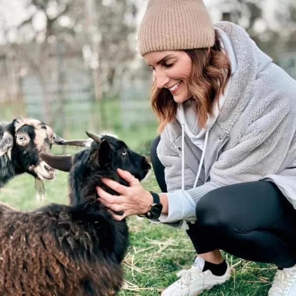 Historic Farm Romance with Miniature Goat Feeding at Hideaway Farmlet, hotell sihtkohas Penguin
