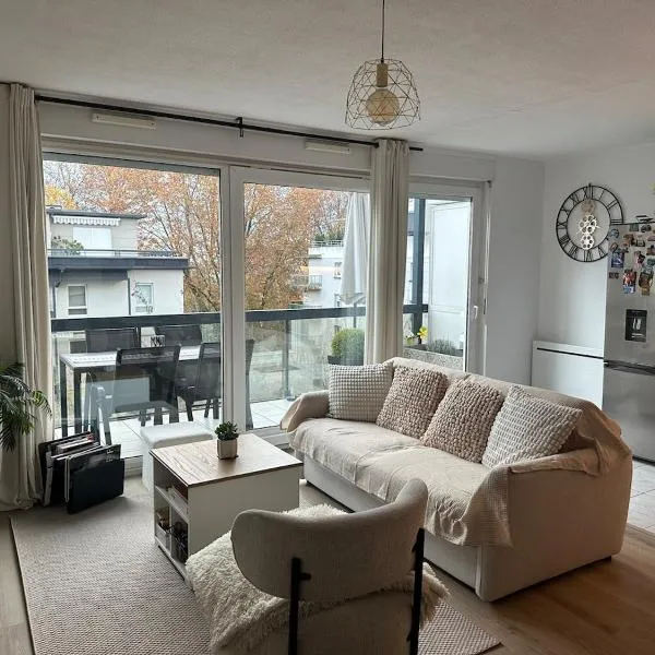 F2 Cosy avec Terrasse à deux pas du centre de Mulhouse: Mulhouse şehrinde bir otel