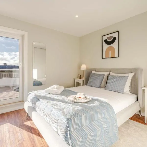 Bright Beachside Flat with Terrace by HostWise, hotel a Matosinhos