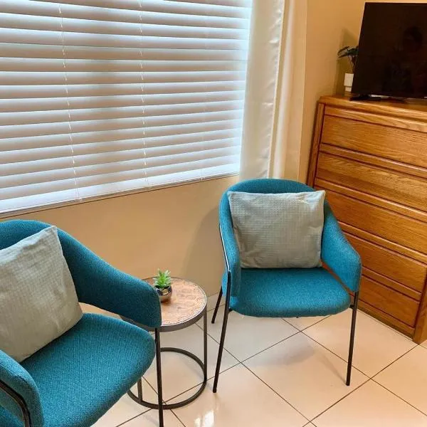 SUITE 4, BLUE PAVILION - Steps to BEACH, hotel v destinaci West Bay