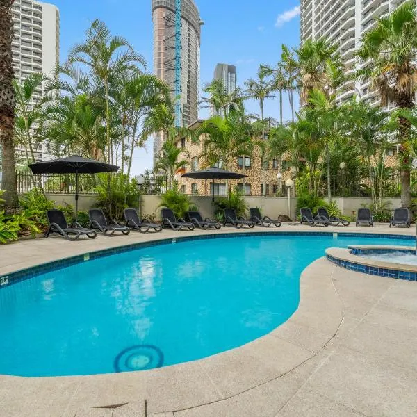 3-BR apartment with ocean and city view, 3 minutes walk to beach, Free parking!, hotel v Gold Coast