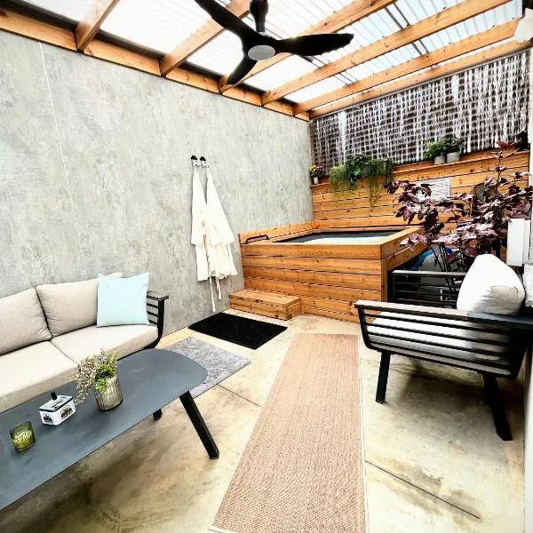 Up the Hill、ティベリアのホテル