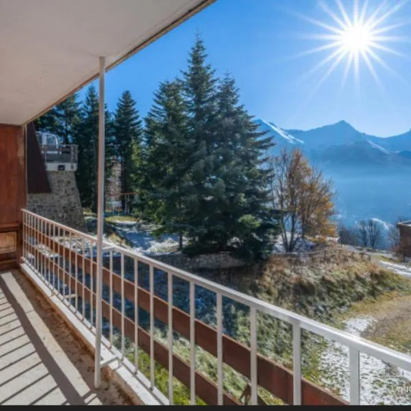 BEL APPARTEMENT MONTAGNE AVEC VUE, Hotel in Orcières