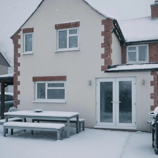 King Arthur's Rest House, Hot Tub & Garden Sleeps 10, hotel a South Cadbury