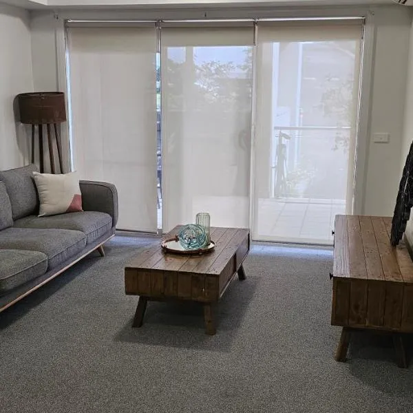 Star on Main with a Pool, hotel din Lower Plenty