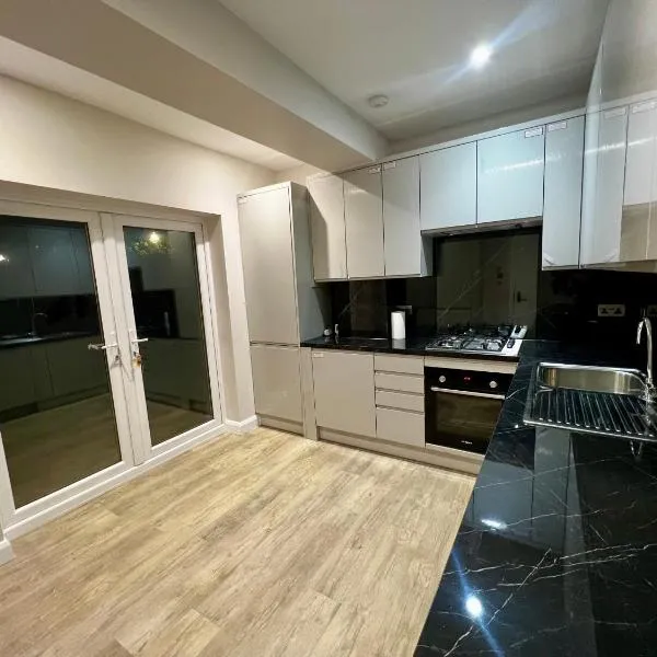 Beautiful Modern 3 Bedroom Home, hotel in Abbey Wood