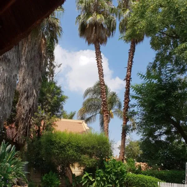 Viesnīca "O Sole Mio" Garden apartment in Bedfordview 12 minutes from OR Tambo International Airport pilsētā Bedfordview