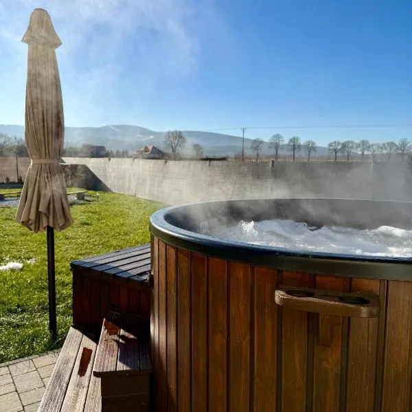 Pod Izerskim Niebem - kameralny domek z balią, w sąsiedztwie Świeradowa-Zdroju, hotel u gradu 'Mroczkowice'