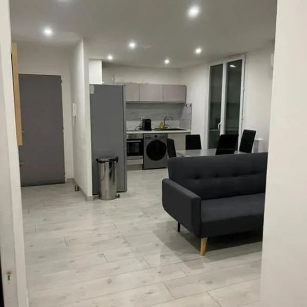 Appartement T4 avec parking privée et balcon !, hotel em Nîmes