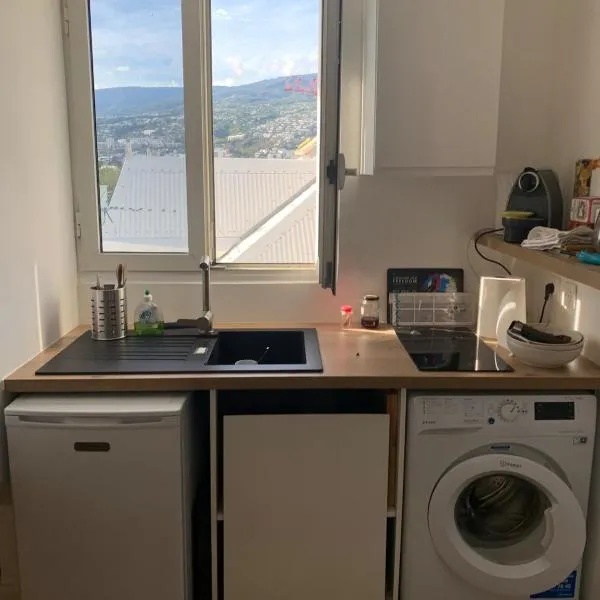 Appartement T2 lumineux au cœur du centre-ville, hotel in Saint-Denis