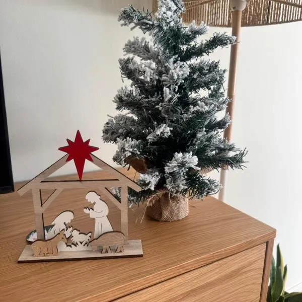 Serene Coastal Retreat with king Beds & Pool in Lavra, hotel in Lavra