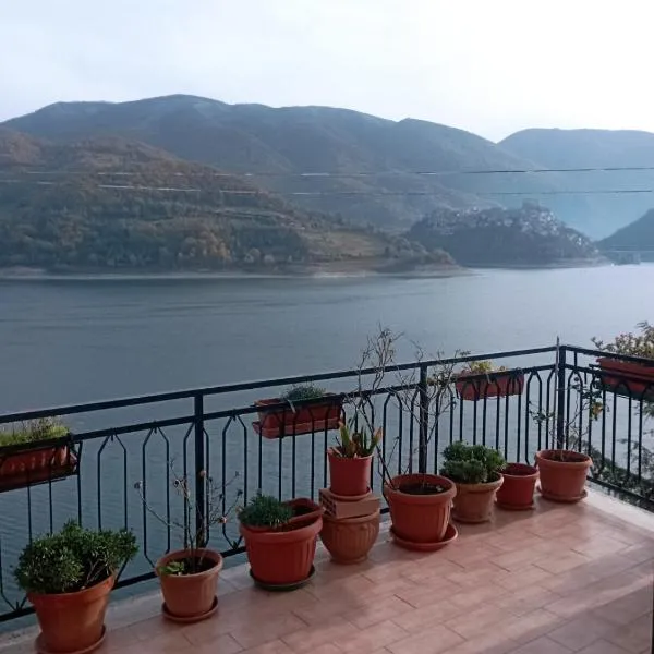 Il Piccolo Borgo sul Lago, khách sạn ở Colle di Tora