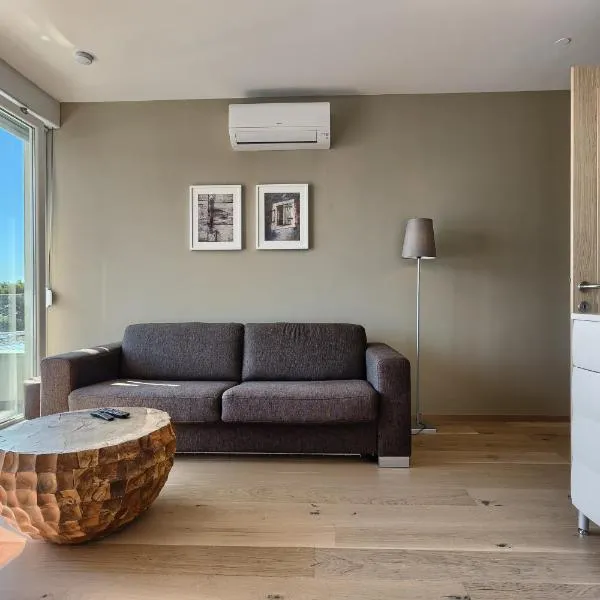 Seaside Apartments, Znjan Beach, hotel in Split