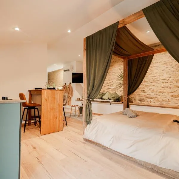 Love Room Vendée avec JACUZZI privatif, hotel v mestu Nesmy