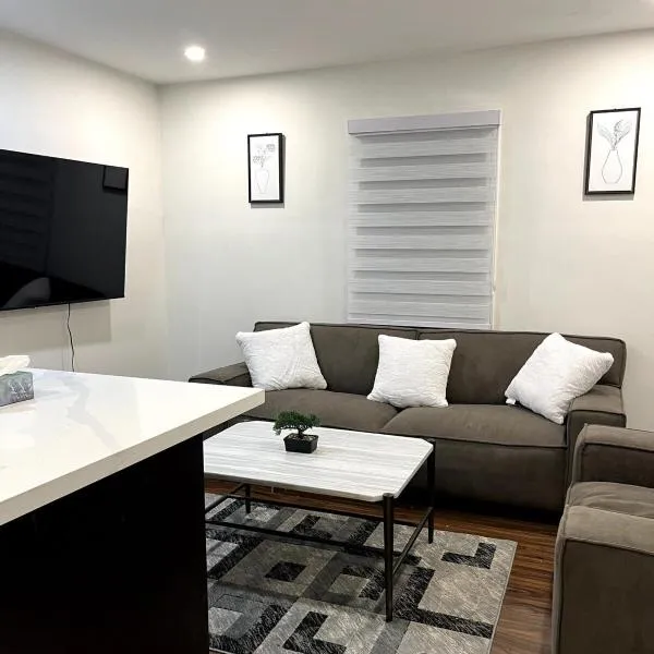 Cozy 2-Bed with Kitchen and Patio in Midtown Toronto, hotelli Torontossa
