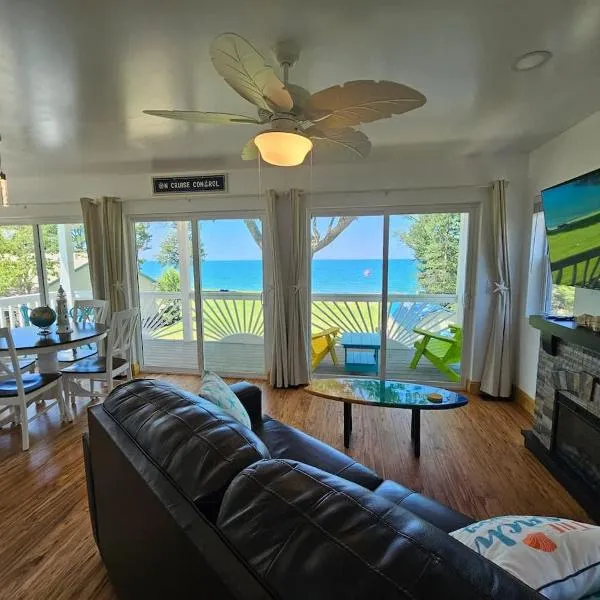 Tree-Top Lake-Front Cottage, hotel in Madison