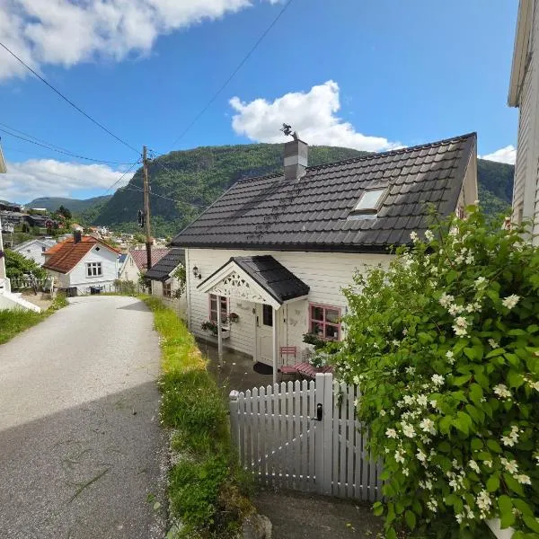 Sjarmerende perle med utsikt mot fjorden, hotel v destinaci Sogndal