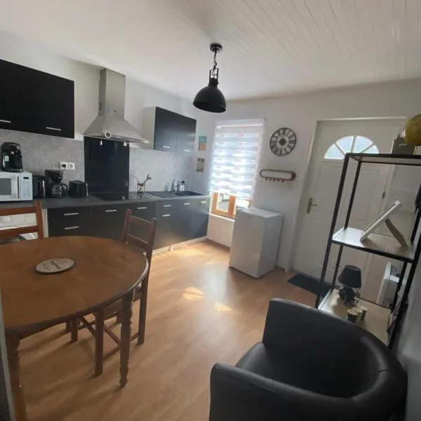 Appartement F1, hotel v destinaci Mauriac