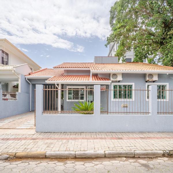 Casa com 04 dormitórios
