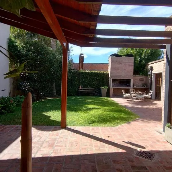 Casa Las Clivias, hotel u gradu Lobos