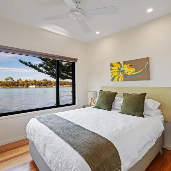 Anglesea Waterfront Bungalow with Spa Bath by Book Jervis Bay, готель у місті Гаскіссон
