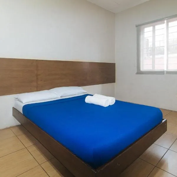 Metro Deluxe Residences near World Trade Center, hotel di Manila