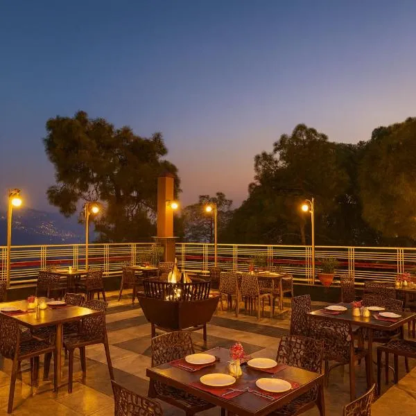 The Grand - A Premium Hotel near new BUS STAND SIMLA- Centrally heated #ROOFTOP TERRACE #PARKING #, hotel in Shimla