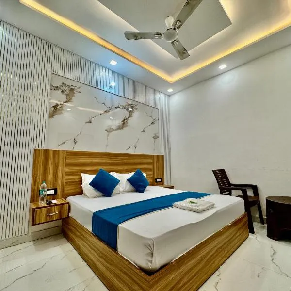 Hotel Krishna Kripa Palace، فندق في فريندافان