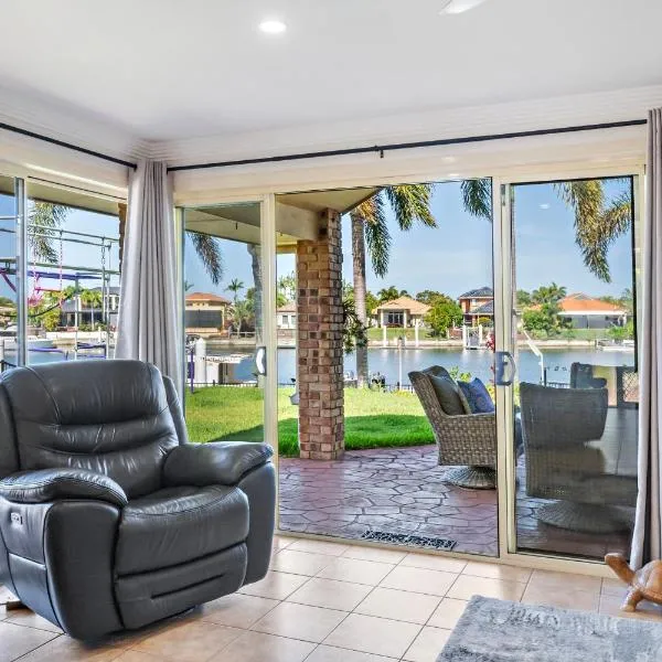 Family Tides Waterfront Home on the Canal, hotel in Banksia Beach
