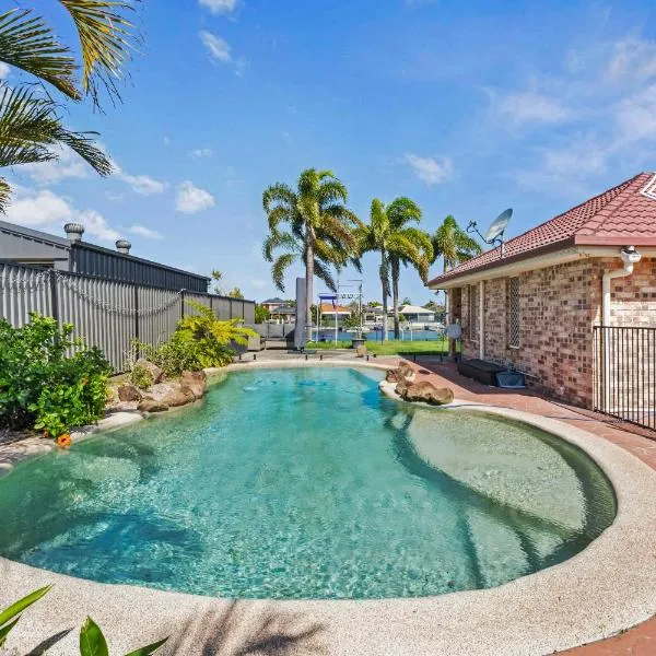 Banksia Beach में, होटल Family Tides Waterfront Home on the Canal