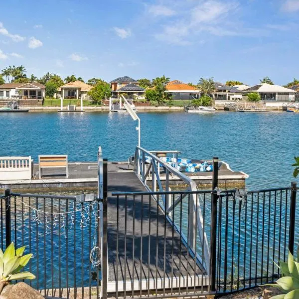 Family Tides Waterfront Home on the Canal, hotel em Banksia Beach
