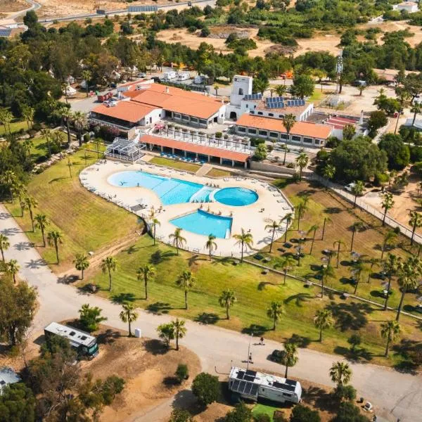 HolaCamp Albufeira, hotel a Albufeira