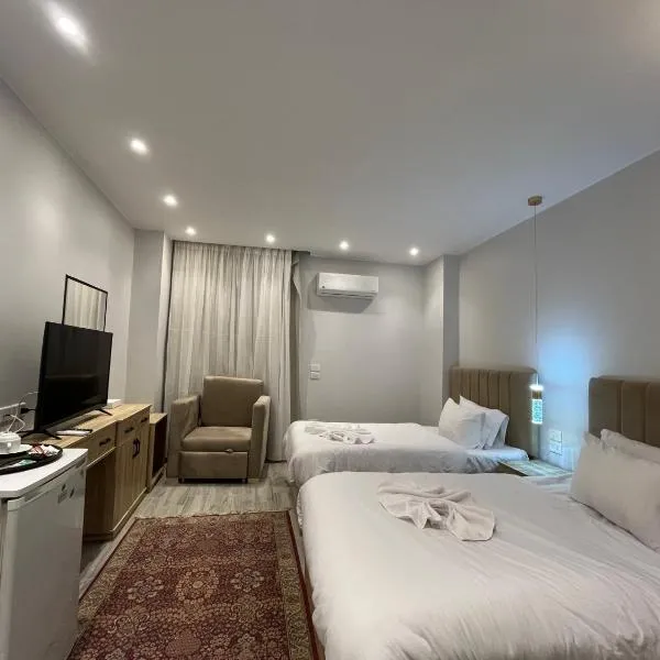 Saloumy pyramids hotel, hotel in Nazlat as Sammān