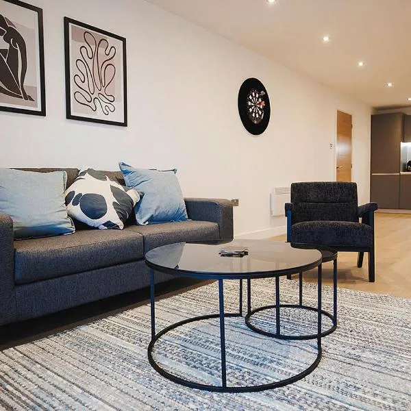 Spacious 2 bed Leeds Centre - balcony, free parking & darts, готель у Лідсі