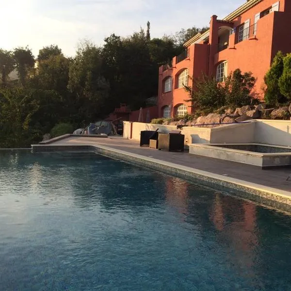 Le Mas de la Verrerie、レ・ザドレ・ド・レステレルのホテル