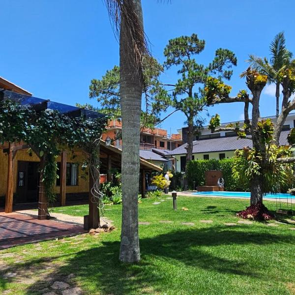 C146 Casa de 3 suítes com piscina em condomínio fechado na praia Cachoeira em Florianópolis