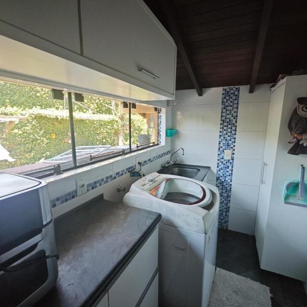 C146 Casa de 3 suítes com piscina em condomínio fechado na praia Cachoeira em Florianópolis - Foto 3
