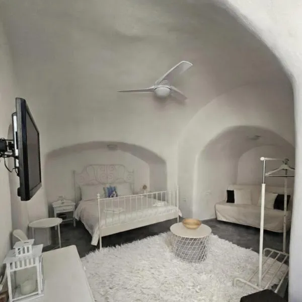 Unique small stonehouse at Thira, hotel in Megalokhori