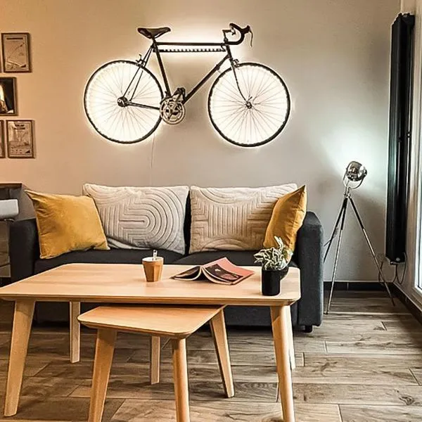 Au Petit Vélo - Parking & Balcon Vienne，位于维也纳的酒店