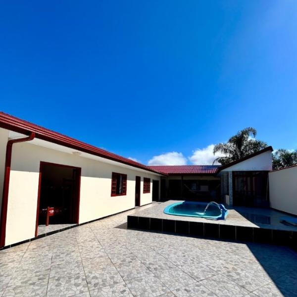 Casa com piscina em matinhos,até 18 pessoas
