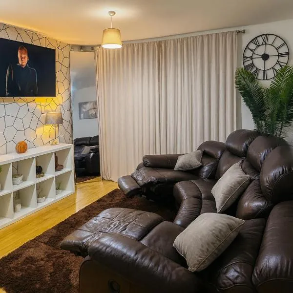 Modern 2 Bed Apartment with Free Parking, Hotel in Coventry