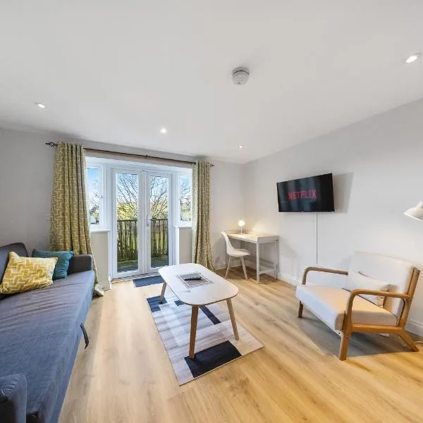 Modern Hastings Home for Groups with Garden Terrace and Dedicated Workspace, hotel in Hastings
