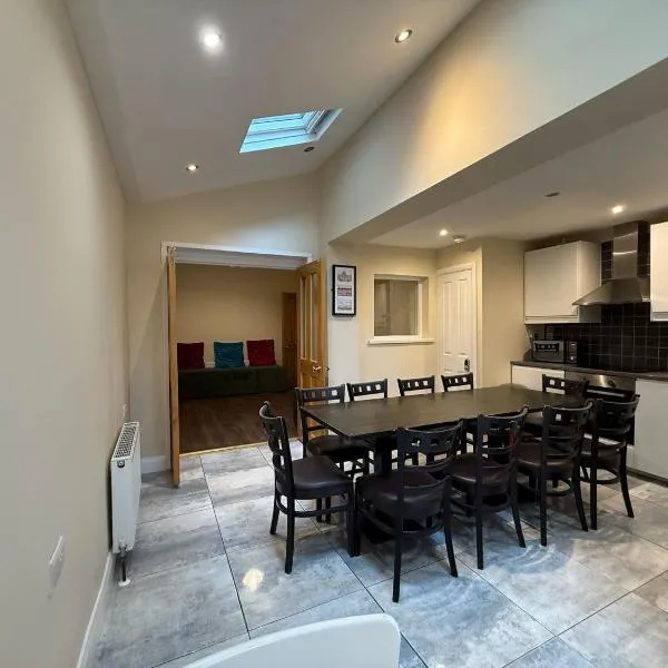 The Townlets Townhouse - 5BR - sleeps 13, ξενοδοχείο στο Μπέλφαστ