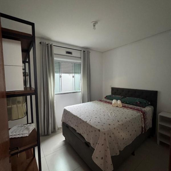 Apartamento térreo, 2 quartos á 300 mts da praia - Foto 2