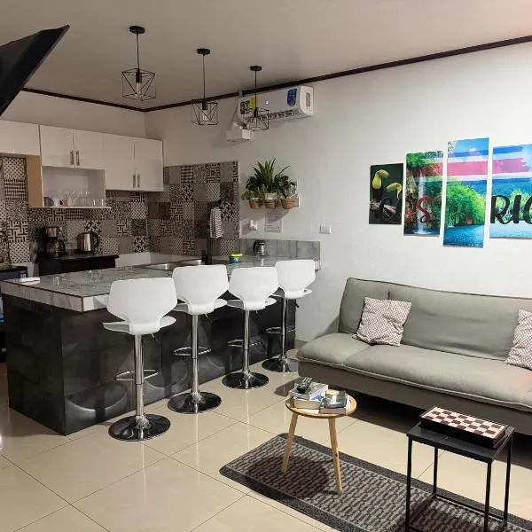 Casa Bosque GuestHouse & Car Rental - Free SJO Airport Shuttle, hotel in Desamparados