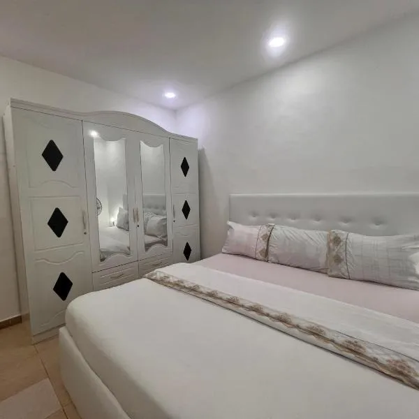 JOLIE CHAMBRE moderne toilette partagé a yoff virage N3、ダカールのホテル