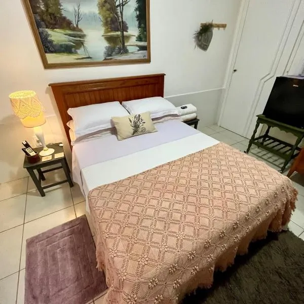 Cantinho Ítalo-Germânico Hospedagem - Suíte Lavanda - Centro, Marechal Floriano-ES, хотел в Марешал Флориану